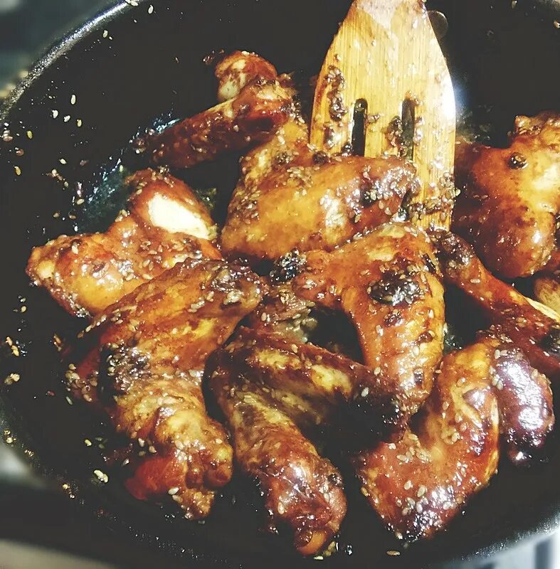 Рецепт крылышек на сковороде с соевым соусом. Жареные крылышки. Крылья жареные на сковороде. Жареные крылышки на сковороде. Куриные Крылья на сковороде.