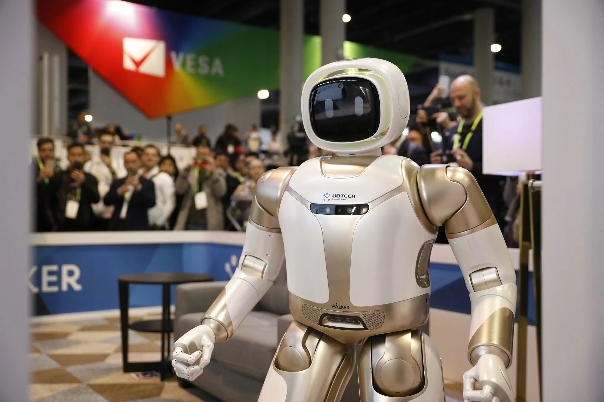 Walking robot. Ubtech robotics walker. робот ubtech walker x. современные роботы. современные роботы фотообои.