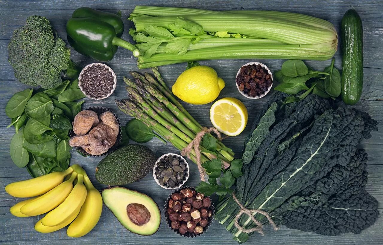 Ешь больше фруктов и овощей. Полезные фрукты и овощи. Полезные овощи. Полезные продукты. Овощи и фрукты полезные продукты.