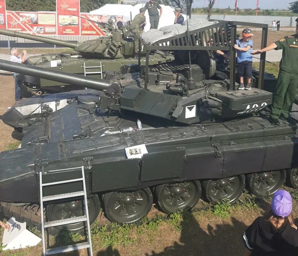 защита от танков. украинский танк с сеткой. танк т-72б3 с защитой от джавелина. т-14 мто. украинский танк.