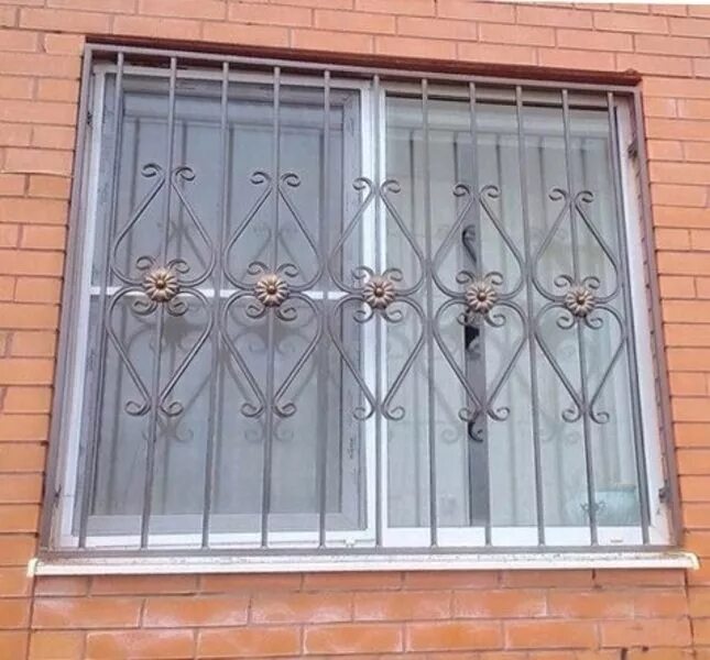 Покраска решеток. Покраска решеток на окнах. решетка на окна из металла в гос структуры. оконные решетки покраска раздвижные разные цвета. решетки с ушками под ковку.