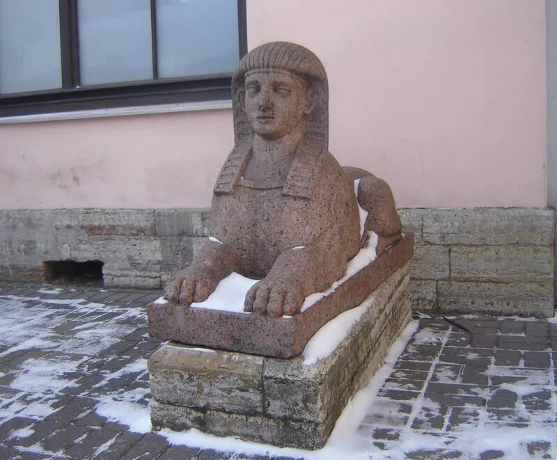 Сфинксы во дворе строгановского дворца. Сфинкс дворец. Сфинксы в дворце архангельское. Сфинксы во дворе горного института в санкт-петербурге. Сыиксы строгановский дворец.