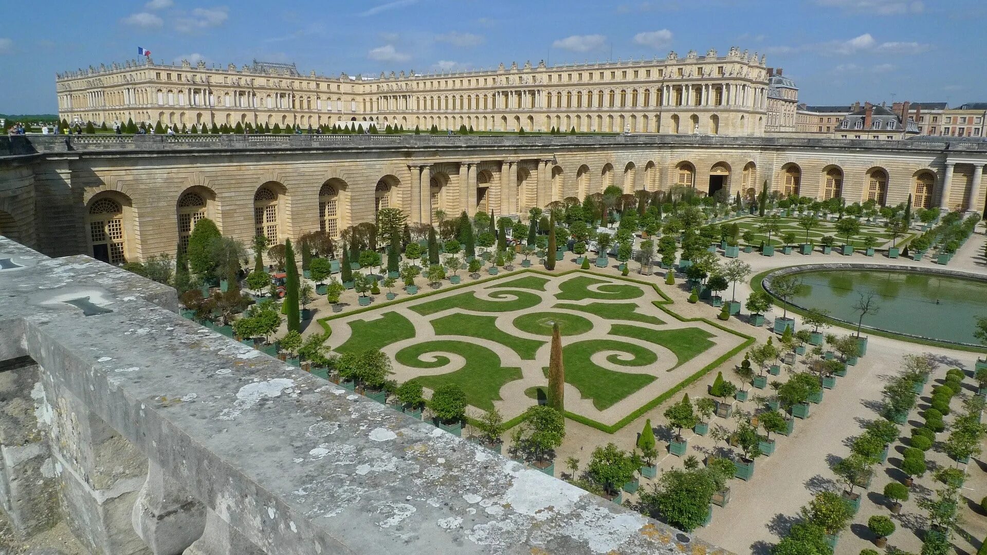 Версаль келісім. Версальский дворец дворцы Франции. Версальский дворец сад амфитеатр. Версаль Франция ворота. Парк Версаля Барокко в архитектуре.