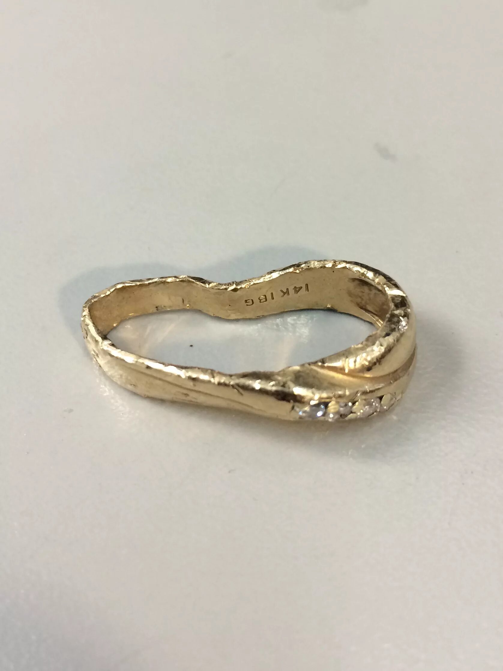Обручальное кольцо. Советские обручальные кольца. Царапины на обручальном кольце. Сломанное золотое кольцо.