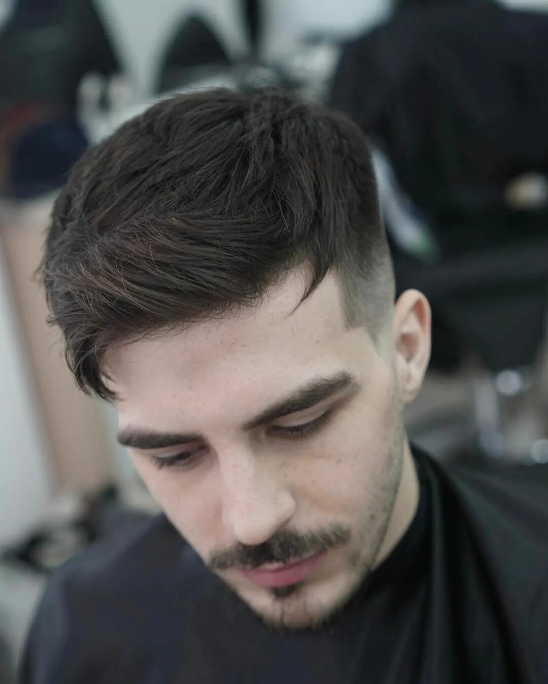 Short hair man. Квифф стрижка мужская. Мужские стрижки на короткие волосы. Причёски для густых волос мужские. Мужские причёски с короткими волосами.