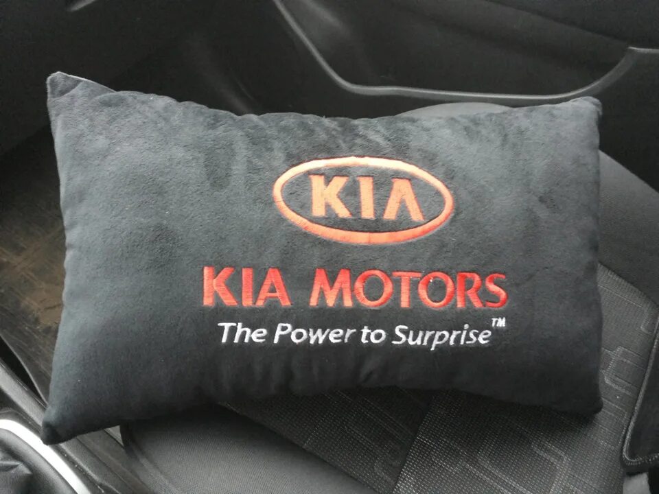 Подушки киа купить. Подушка Kia. Подушка в машину Киа. Подушка с логотипом Kia. Подушки Киа Рио.