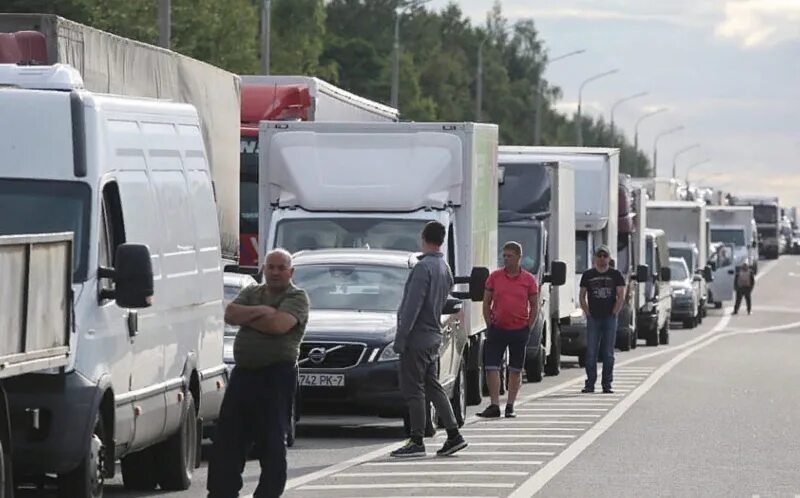 Проблема транзита. Очереди автомобилей на границе. Очередь автомобилей на границе ожидает. Пробка на границе Польши и Белоруссии. Транзит через Белоруссию.