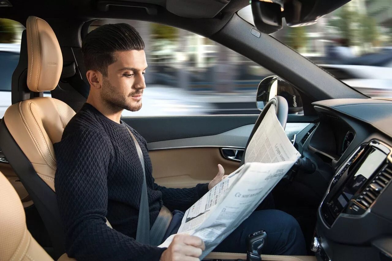 Водитель и автомобиль. Мужчина водитель. Беспилотные автомобили картинки. Мужчина за рулем. Человек сидит в автомобиле.