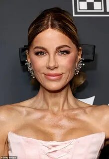 Аяқтарымен жыныс мүшесін сипап тұрған жалаңаш әйелдердің суреттері