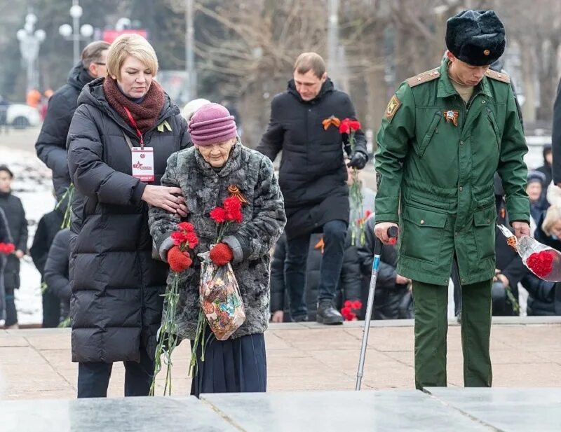 Митинг возложение цветов. 80 летие сталинградской битвы памятники. Возложение цветов сталинград. Возложение цветов сталинградская битва. Возложения венков и цветов на мамаевом кургане.