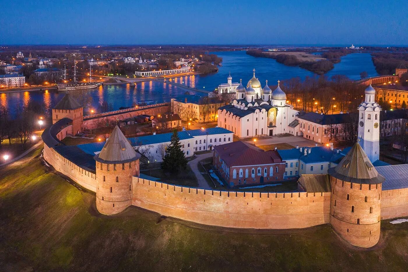 Стиком новгород. Новгородский Детинец Великий Новгород. Крепость Детинец Великий Новгород. Нижний Новгород Новгородский Кремль (Детинец). Новгородский Кремль Великий Новгород.