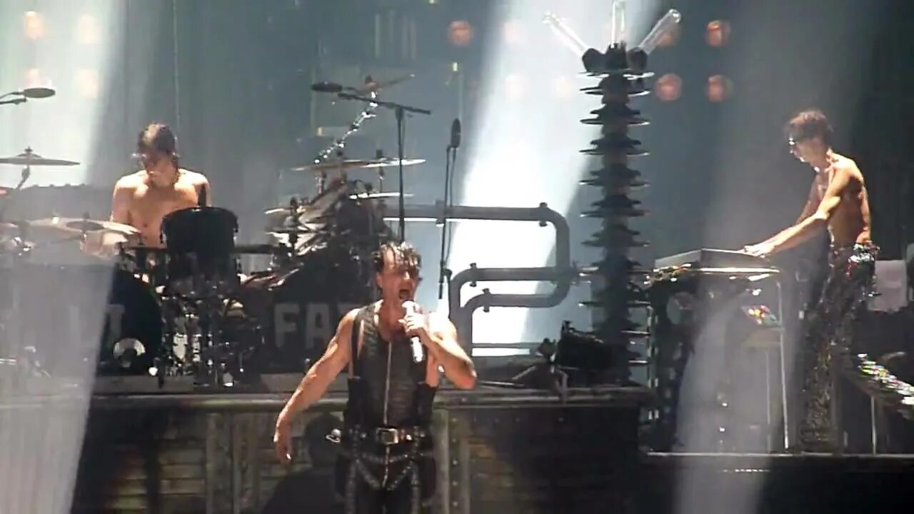 Rammstein live in america. Rammstein концерт 2009. rammstein live 2009. du hast rammstein концерт париж. rammstein 2009 образы.