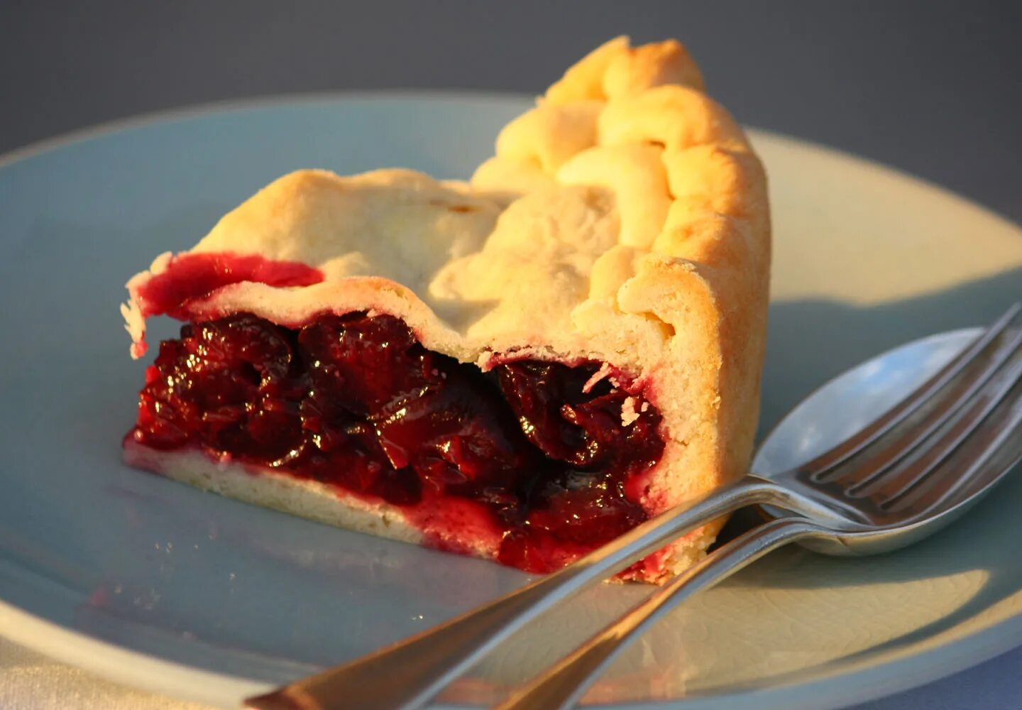 Американский пирог пирог вишневый. Пирог из вишни. Гранатовый чизбол. In her pie. Вишневый пирог.