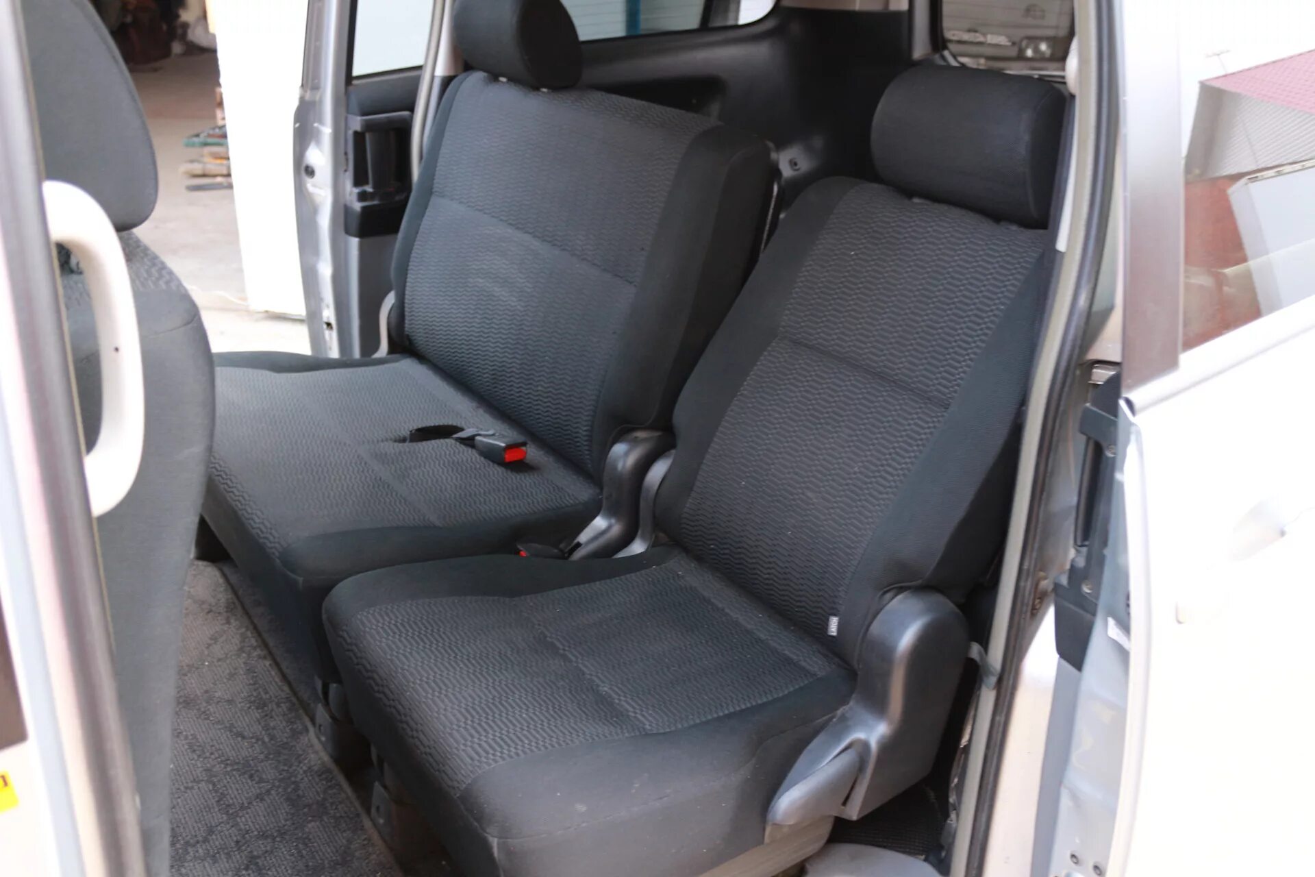 Toyota noah серый салон. Чехлы на тойоту вокси 2002. Чехлы тойота вокси. Модельные чехлы тойота вокси. Чехлы тойота вокси.
