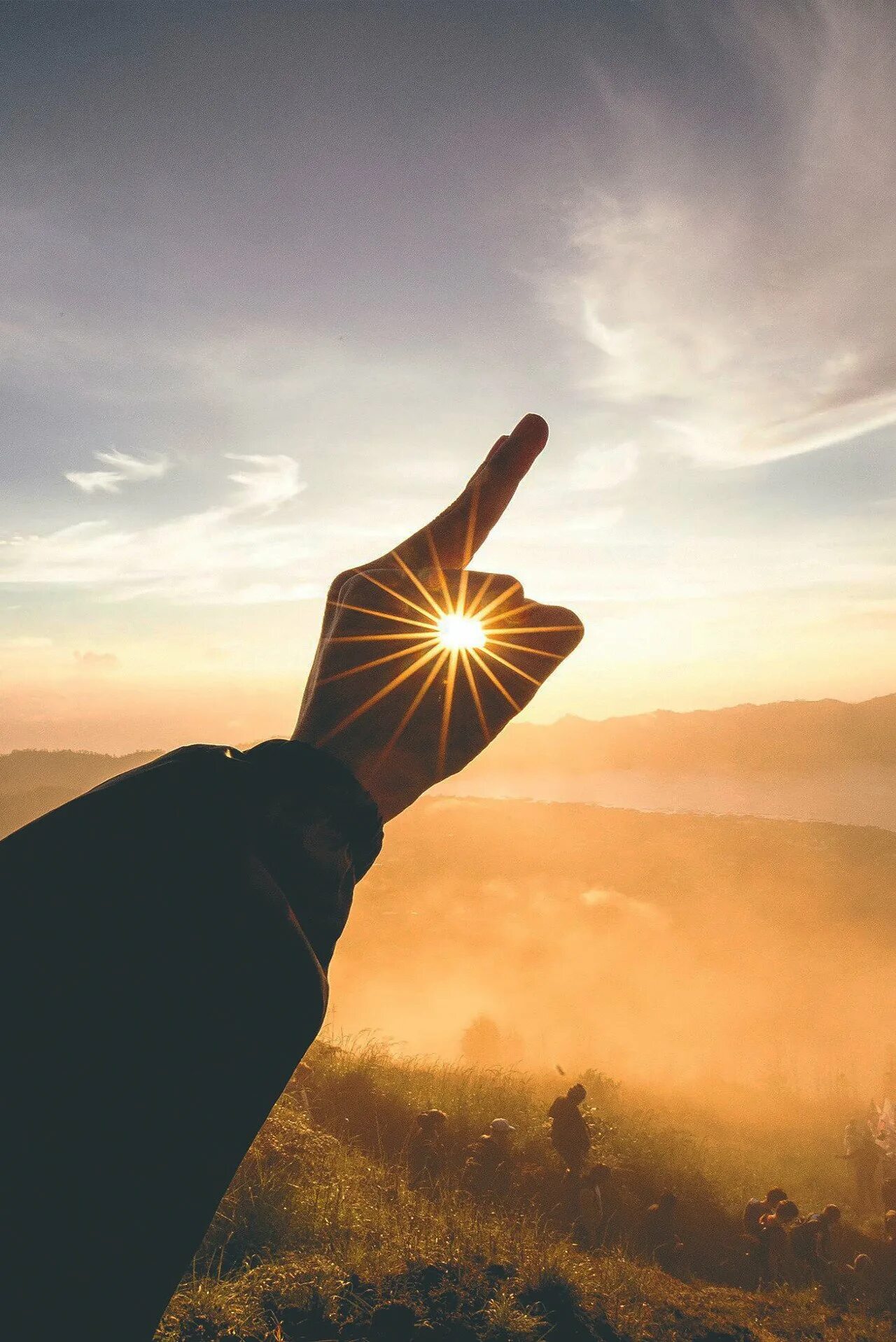 Купаться в солнечных лучах. Солнечный и лунный тип людей картинка. Солнечный тип людей. Солнечный тип людей. Солнечный тип людей.