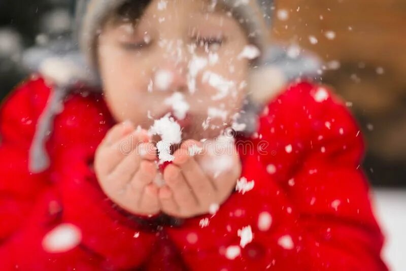 Греем ручки. Девушка дует на снег. Ребенок дует на ладошки. Девушка дует на снег в ладонях. Девочка дует на ладошки.