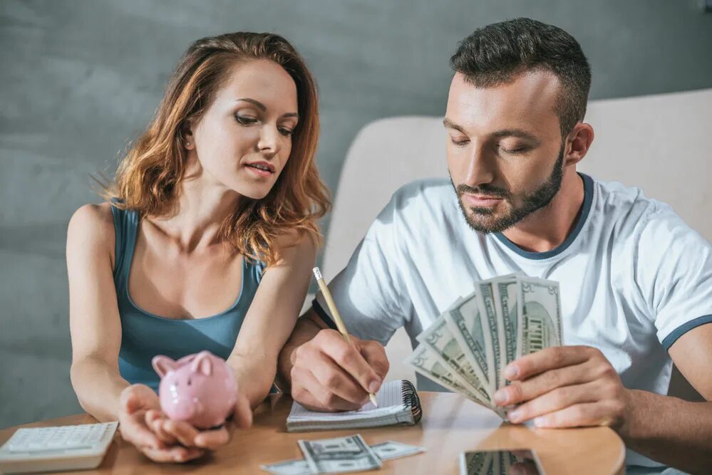 Отношение к деньгам. Финансы семьи. Мужчина и женщина делят деньги. Мужчина деньги девушка.