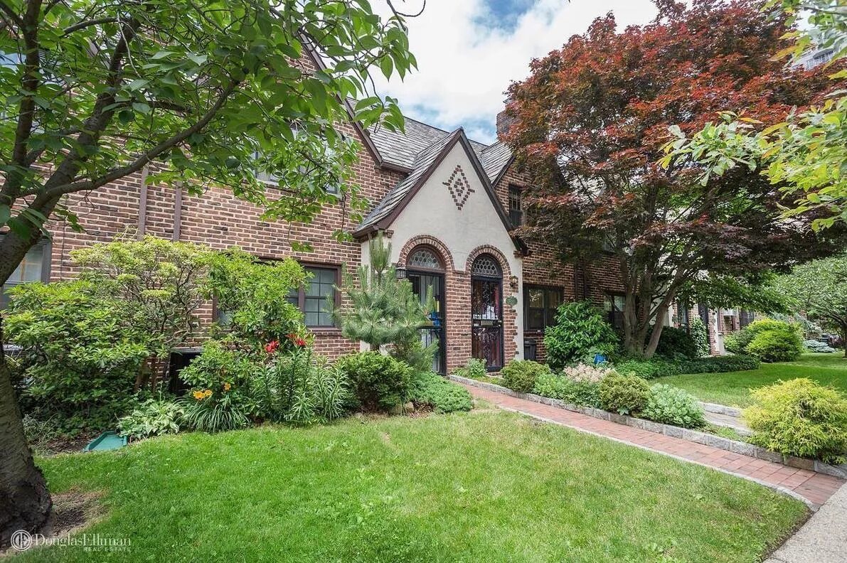 Форест хиллс частный сектор нью-йорк. Форест хиллс квинс нью йорк. Район в new york форест-хиллс-гарденс. Форест хиллс нью-йорк район. Район нью-йорка форест-хилл.