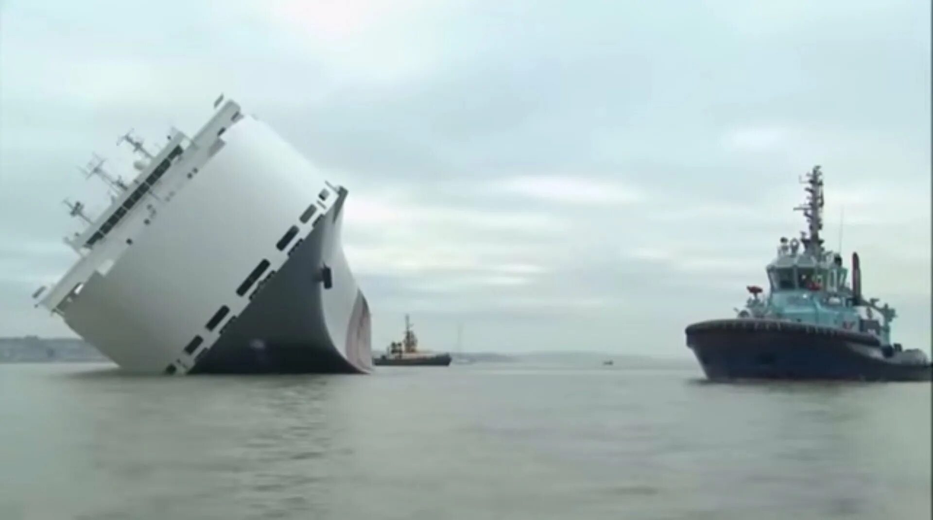 Корабль для перевоза автомобилей. Сухогруз Hoegh Osaka. Корабль который взбунтовался. Latveria судно.