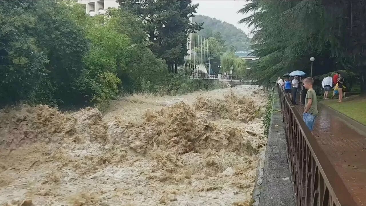 Что делать в дождливом сочи. Потоп в сочи 2018г. селевой поток в сочи. ливень в сочи. сочи затопило.