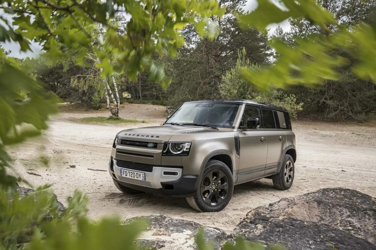 Defender 2020. Land Rover 2020. Дефендер песочного цвета 2022. Экран Land Rover Defender 2020.