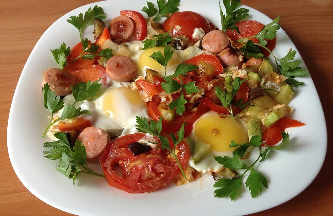 яичница с помидорами и колбасой. яичница глазунья с помидорами и колбасой. яичница лук помидоры колбаса. яичница глазунья с помидорами и колбасой. яичница лук помидоры колбаса.