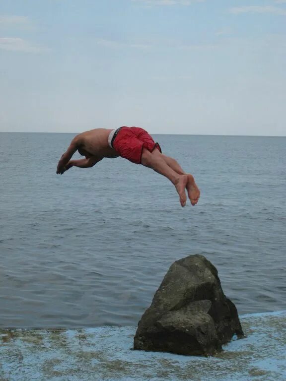 Прыжки на природе. Прыжки на природе. Название фирмы мужчина в прыжке. Flying boy. Парень в рубашке прыгает.