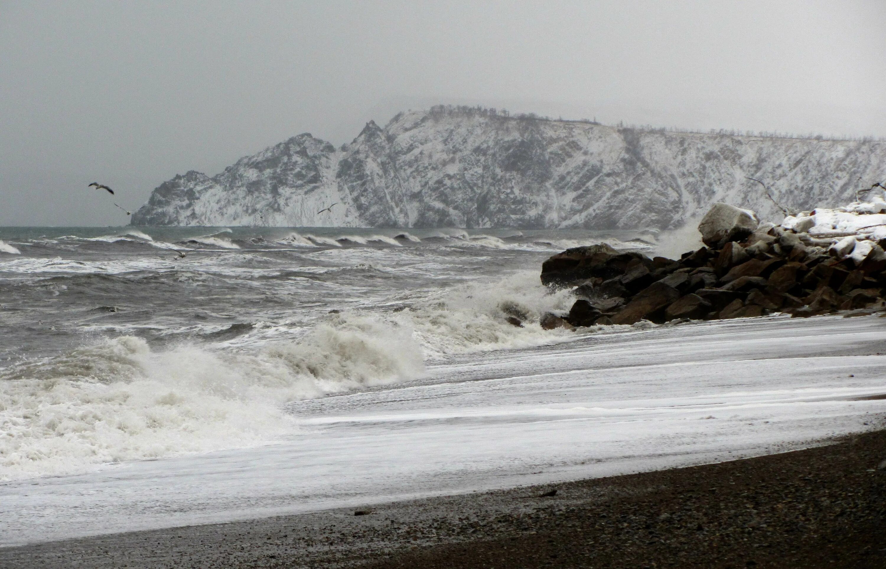 Магадан ветер. Магадан побережье охотского моря. Ураган в магадане. Небо магадана. Сильный ветер в магадане.