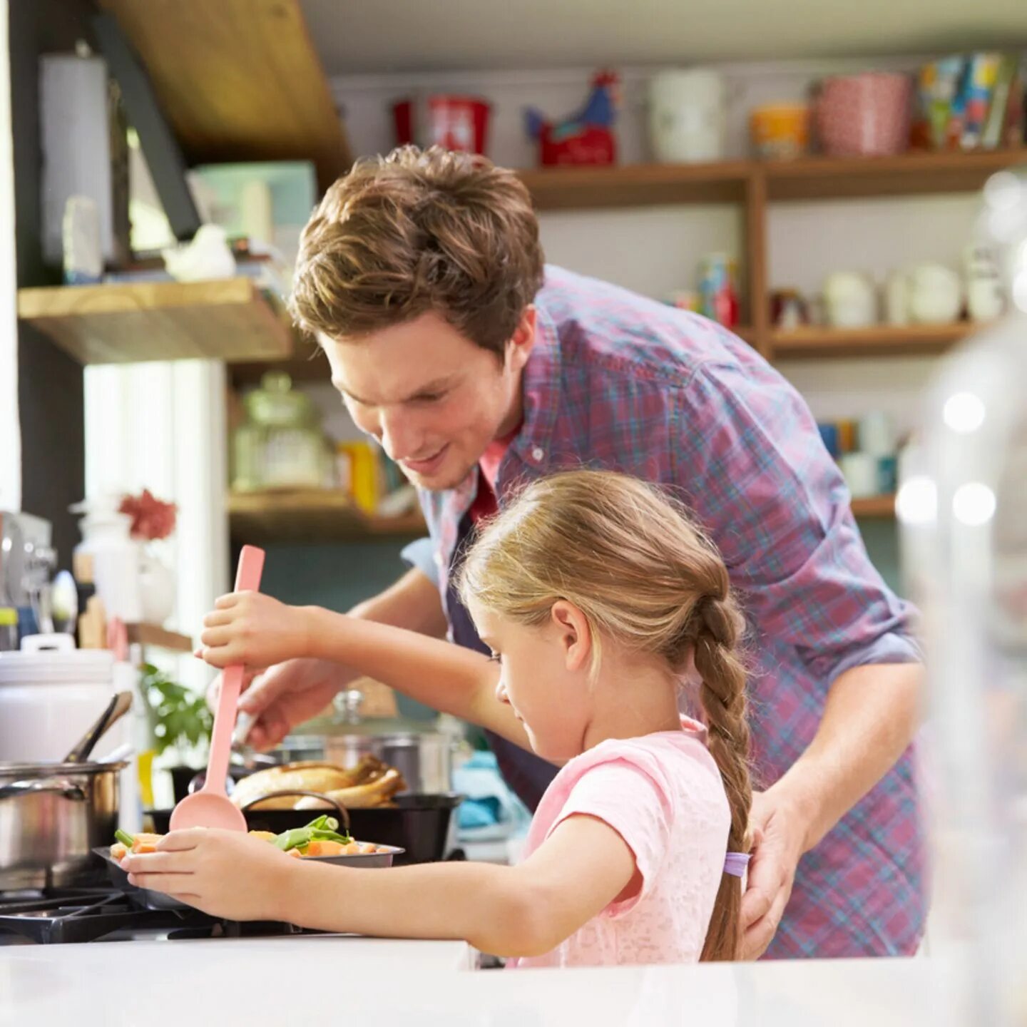 Dad a cook. Папа на кухне. Папа готовит с детьми. Семья готовит обед. Папа готовит ужин детям.