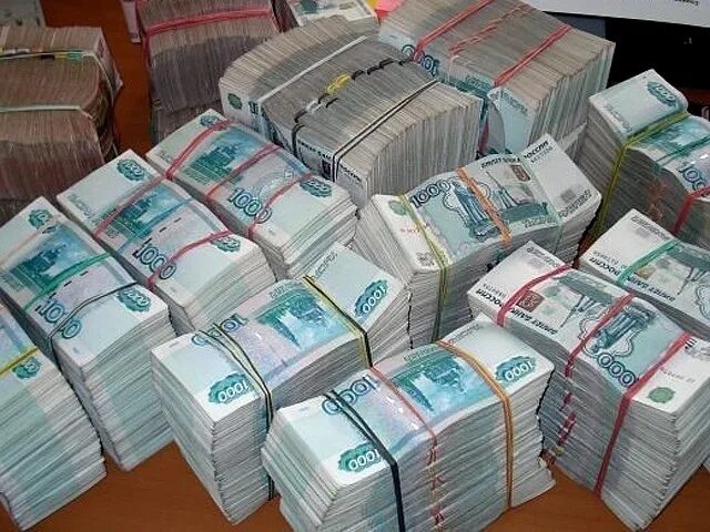 Взял 100 миллионов. Деньги в банковской упаковке. Очень много денег. Взял 100 миллионов. Сто миллионов рублей.