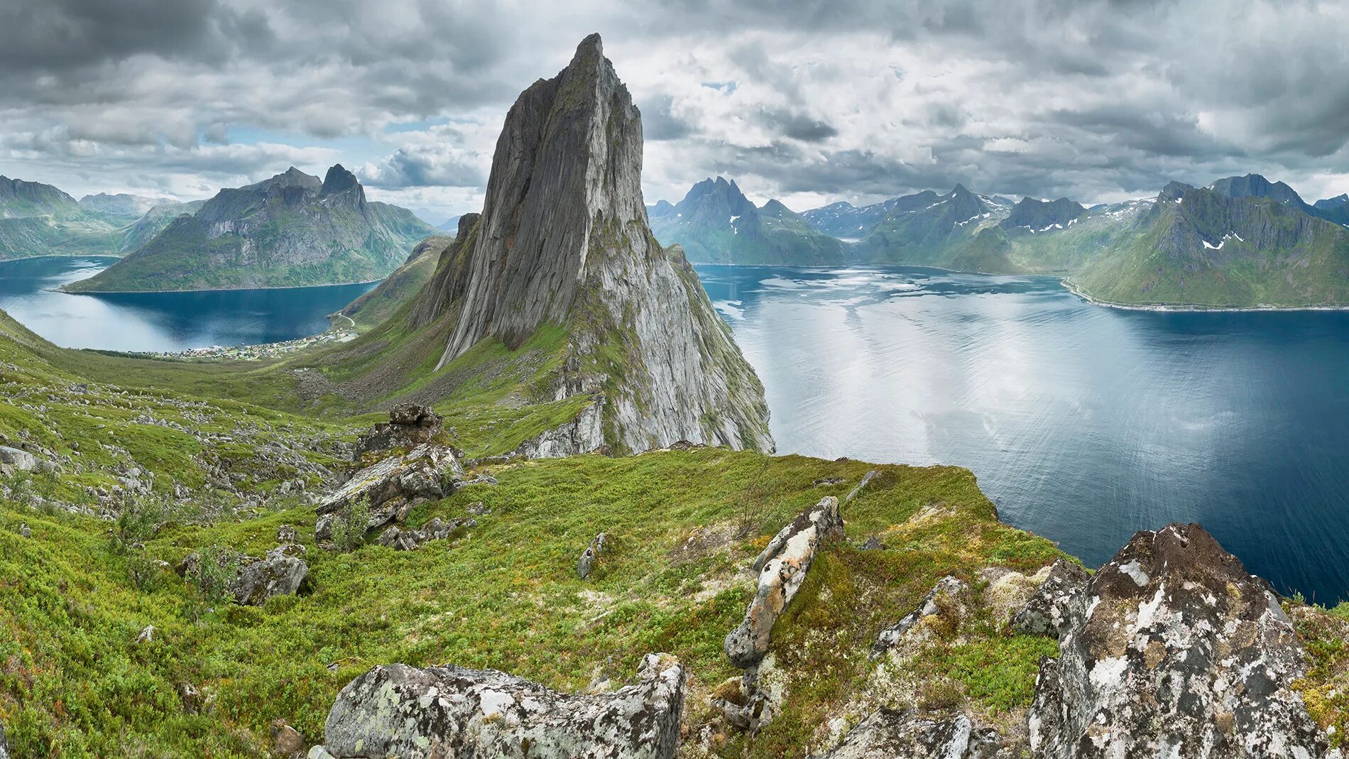 Самая высокая точка скандинавских гор. Гора Сегла Норвегия. Скала Сегла Норвегия. Хайкинг в Норвегии. Остров Сенья Норвегия.