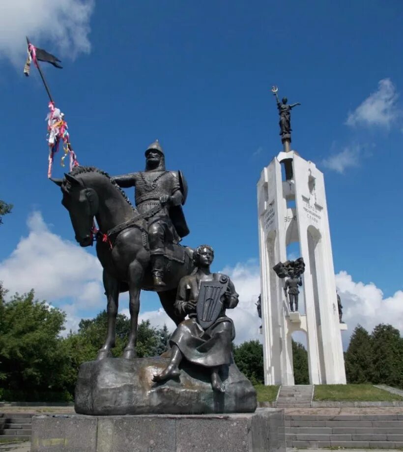 Сходить брянске. Памятник Пересвету в Брянске. Город Брянск Покровская гора. Памятник Покровская гора Брянск. Памятник города Брянска Пересвет.