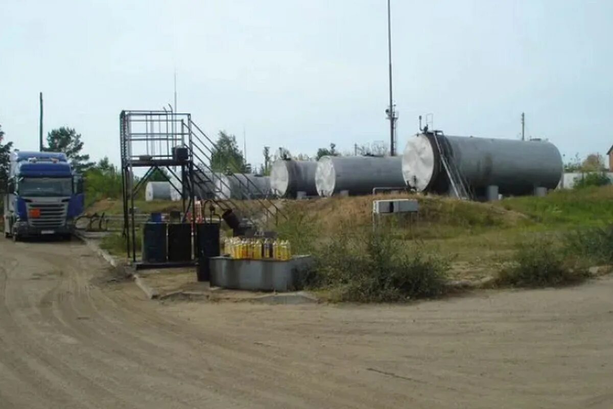 Воронежская нефтебаза. Воронежская нефтебаза. Нефтебаза воронеж димитрова. Нефтехранилище воронеж. Нефтебаза картинки.