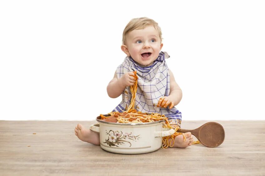 Режим питания детей старше 1 года. Когда можно переводить ребенка на общий стол. Как перевести ребенка на общий стол. Памятка по прикорму. Манная каша для детей.