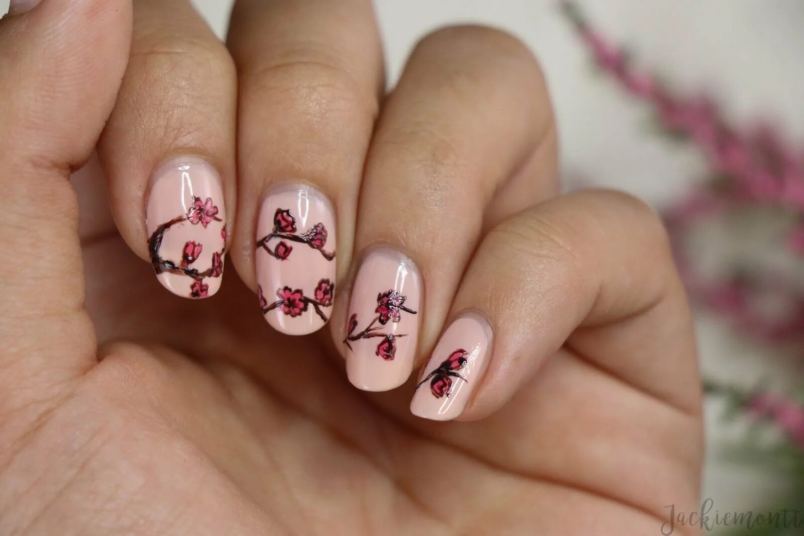 Сакура на ногтях. Цветы Сакуры на ногтях. Веточка Сакуры на ногтях. Маникюр на короткие ногти Сакура.