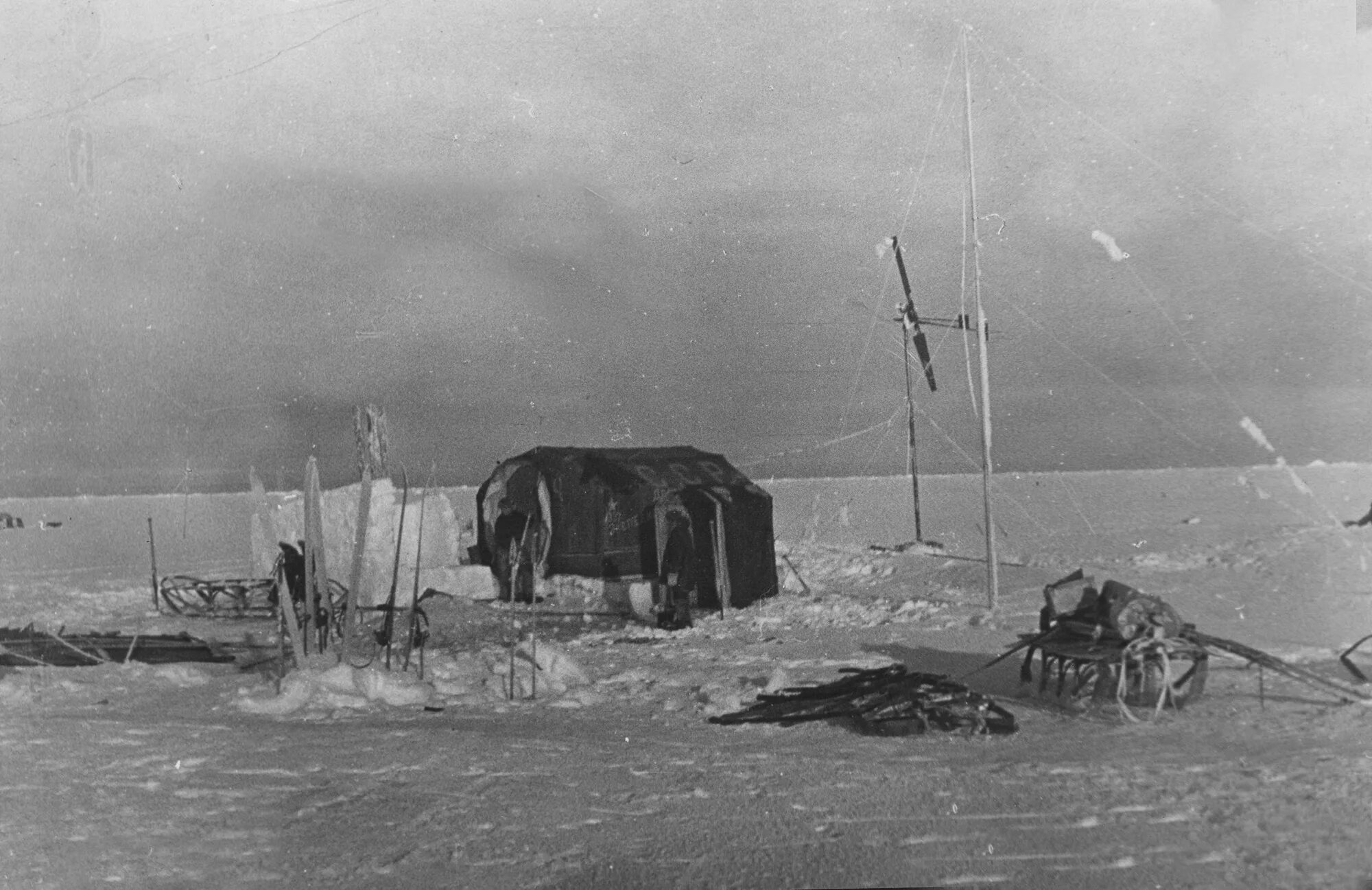 North pole 1. Дрейфующая Полярная станция Северный полюс 1. Северный полюс 1 станция дрейфующая первая Папанин. Полярная научно-исследовательская станция Северный полюс-1.