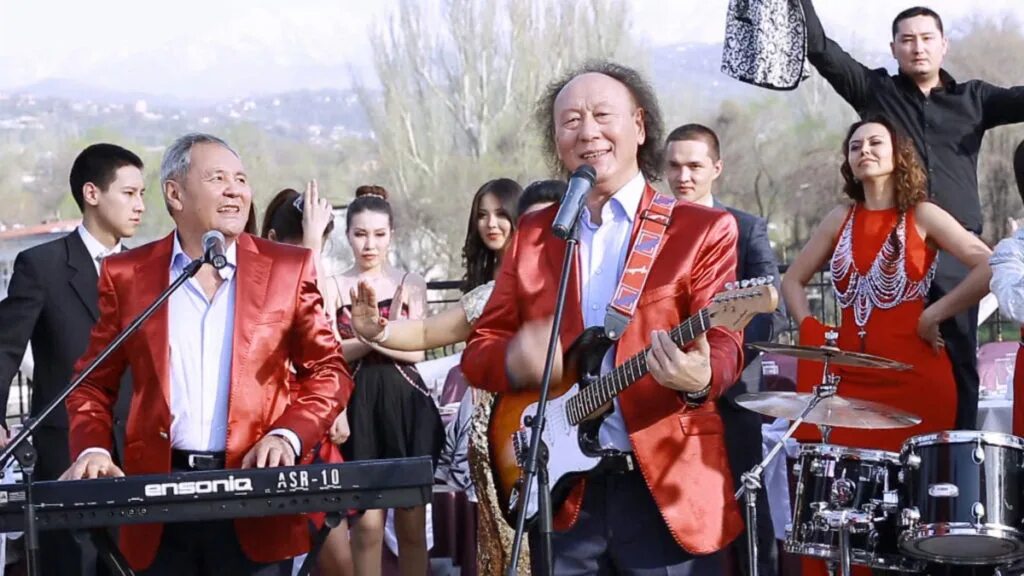 казахские традиции. зажигательные песни на казахской свадьбе. зажигательные песни на казахской свадьбе. казах и чеченка. казахская свадьба.