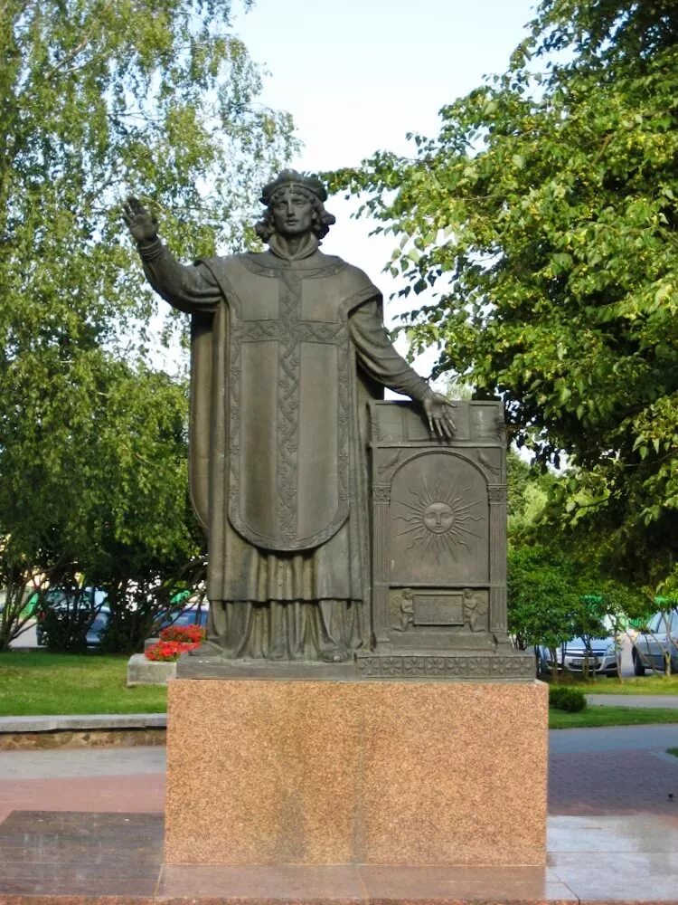 Памятник франциску скорине в полоцке. Памятник франциску скорине в полоцке. Франциск скорина памятник в калининграде. Памятники скорине. Памятники скорине.