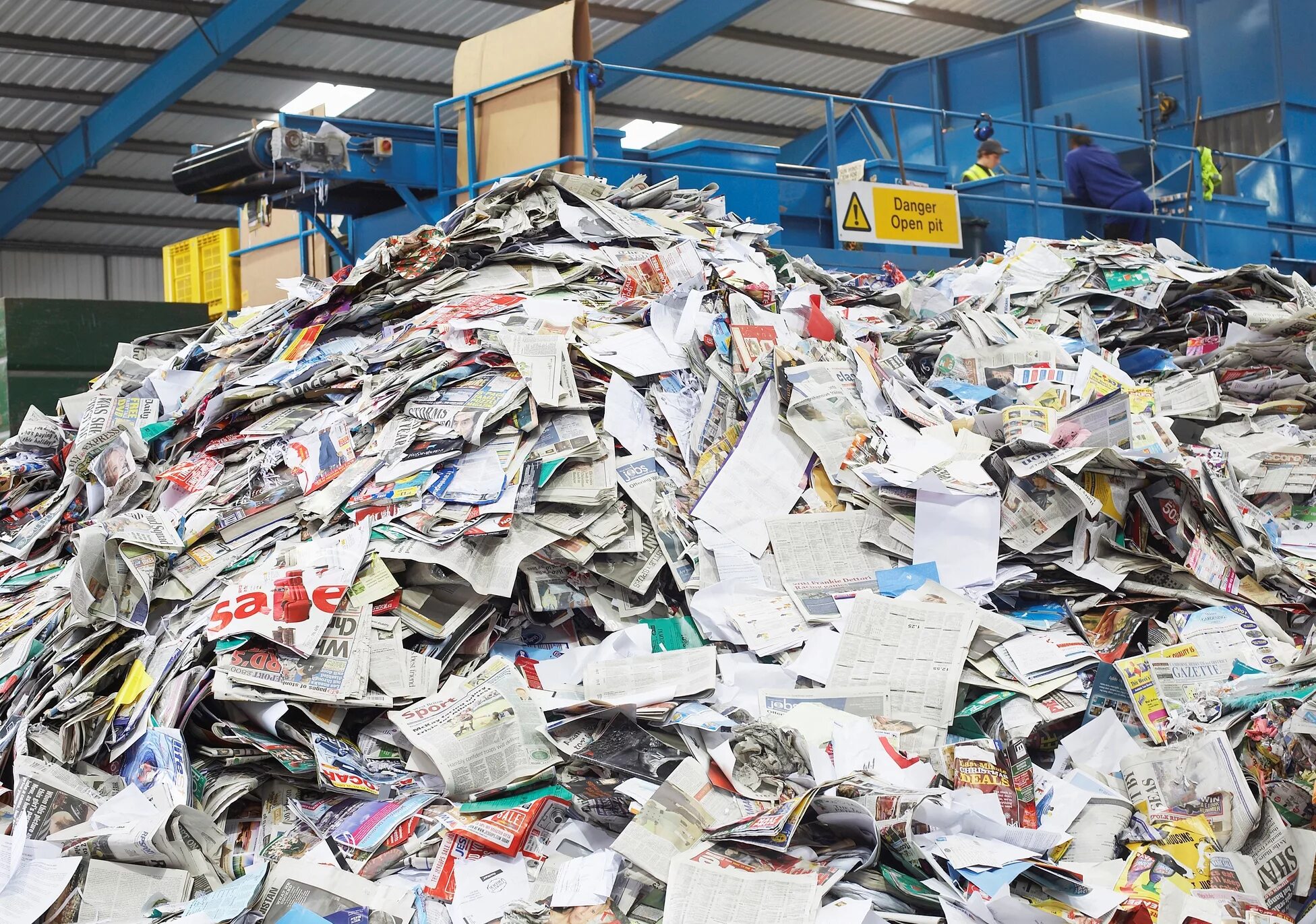 Свалка макулатуры. Переработка картона. Вторичная переработка бумаги. Переработка бумаги. Утилизация макулатуры.