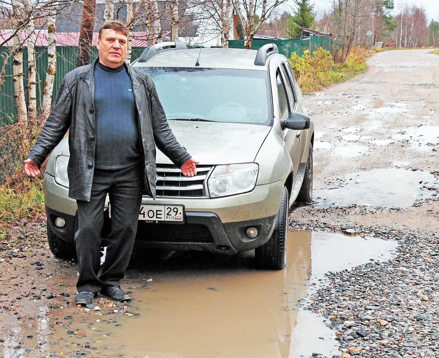 выгребная яма ялта. парень в яме на дороге архангельск. канава с водой. сточная яма. ямы северный.