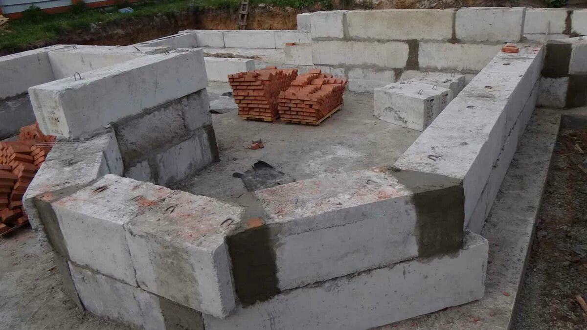 Можно блок. Фбс по фл. фундаментный блок под фбс. блоки стен подвалов фбс. кладка фбс блоков.