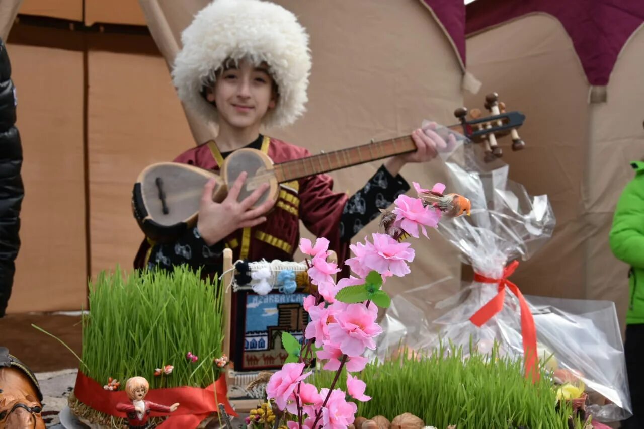 Навруз кто отмечает этот праздник. С праздником Навруз. Навруз отмечают. С праздником Нооруз. Праздник Навруз в Азербайджане.