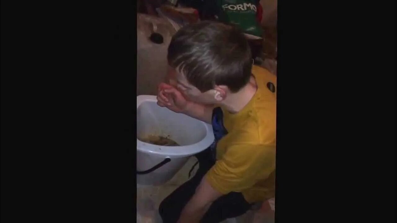 Пацана вырвало. Пацана вырвало