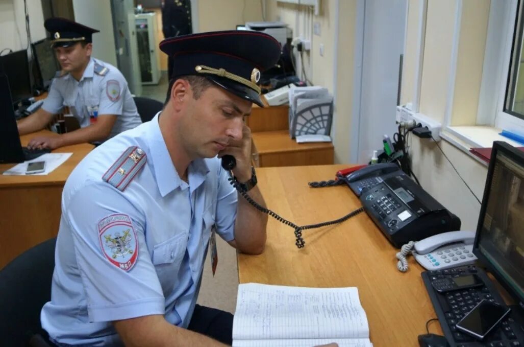 П п полиции. Дежурный полицейский. дежурная часть полиции. сотрудники дежурной части полиции. полицейский за столом.