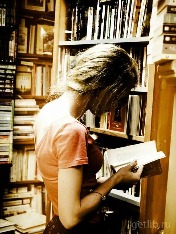 Лето с книгой. Девушка спит за книгами. Девушка с книжками в вузе. Девушка с книгой. Девушка над книгой.