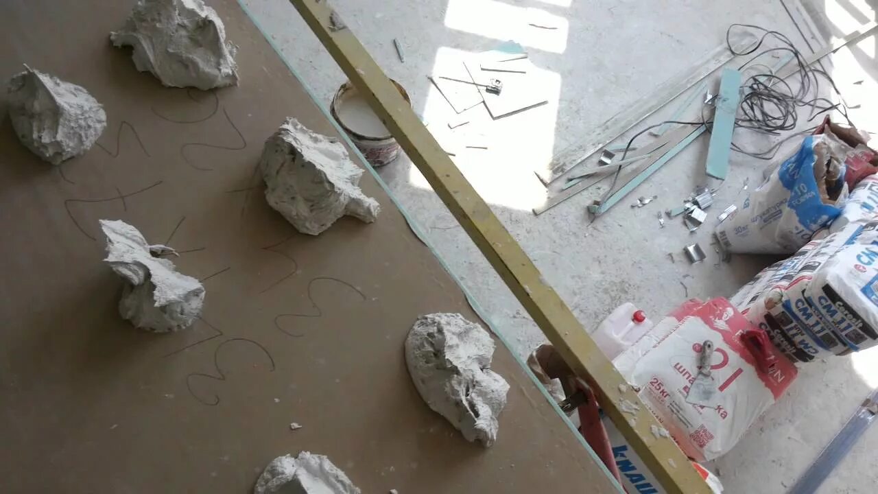 Можно ли приклеить гипсокартон к гипсокартону. Монтаж гипсокартона на перлфикс. гипсовый клей. перфикс кнауф откосы на гипс. клей гипсовый ilmax 3120 на гипсокартонных листах.