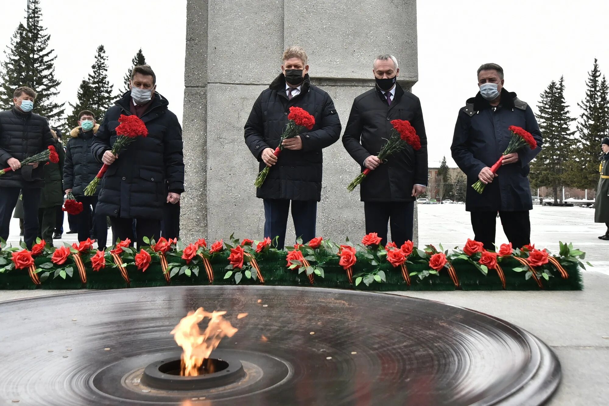 Почтить минутой молчания погибших. День неизвестного солдата возложение. Возложение цветов к Вечному огню. Возложение цветов к памятнику неизвестного солдата. Неизвестный солдат день памяти.