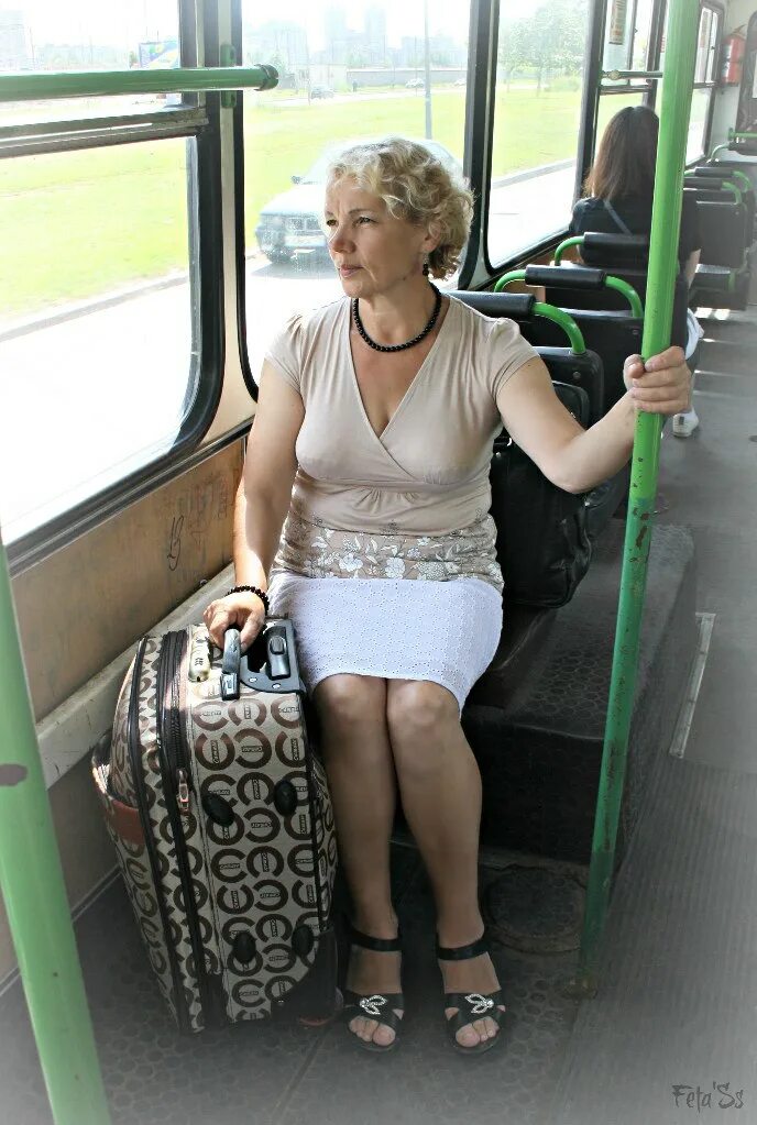 Пожилые женщины в транспорте. Взрослые женщины в автобусе. Полная женщина в транспорте. Взрослые женщины в метро. Русские женщины в автобусе