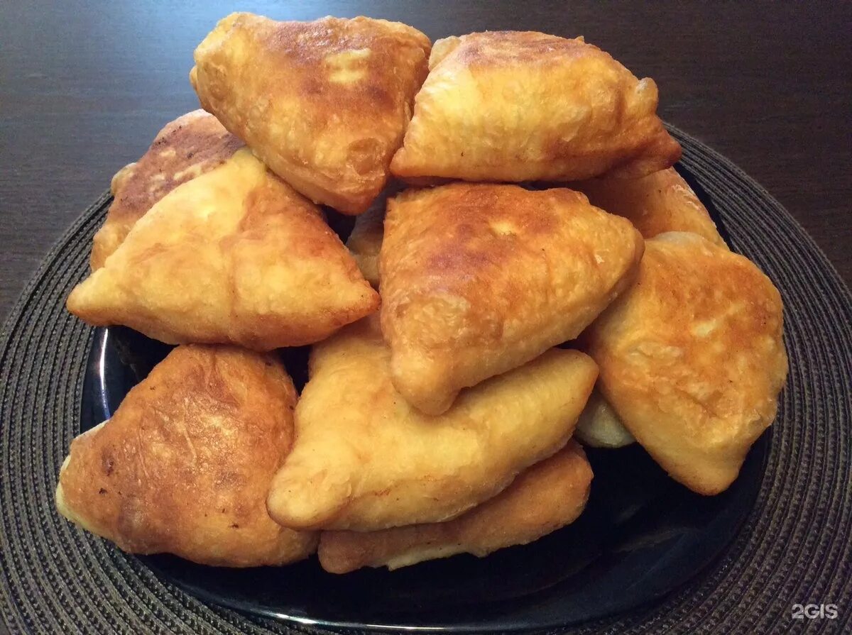 Как выглядит беляш. Беляши с мясом. беляш треугольный. беляши жареные. пирожки беляши.