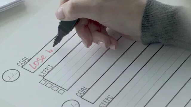 Пометки карандашом в списке избирателей. Пометки карандашом. пометки карандашом контроль фото. делает пометки карандашом в руке. делает пометки карандашом в документе.
